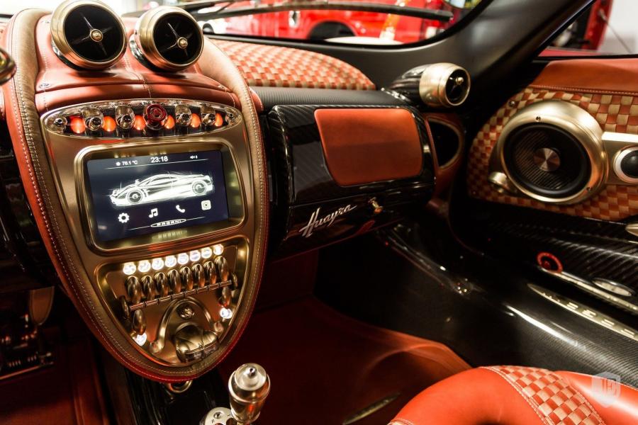 Детали интерьера Pagani Huayra Lampo 2017 года  (фото 46 из 60)